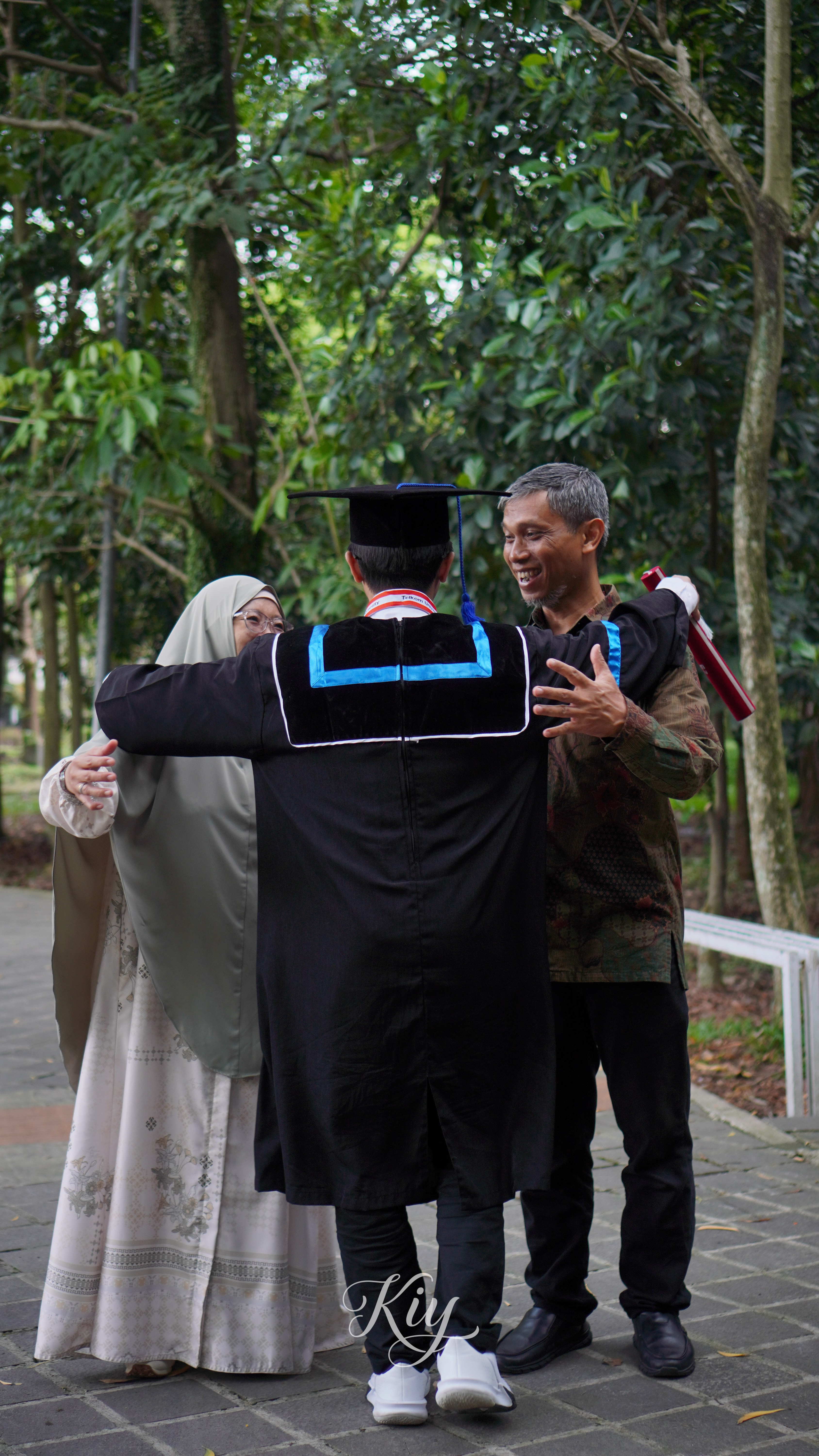 Pelukan Kelulusan — Graduation Family Milestone by Kiy